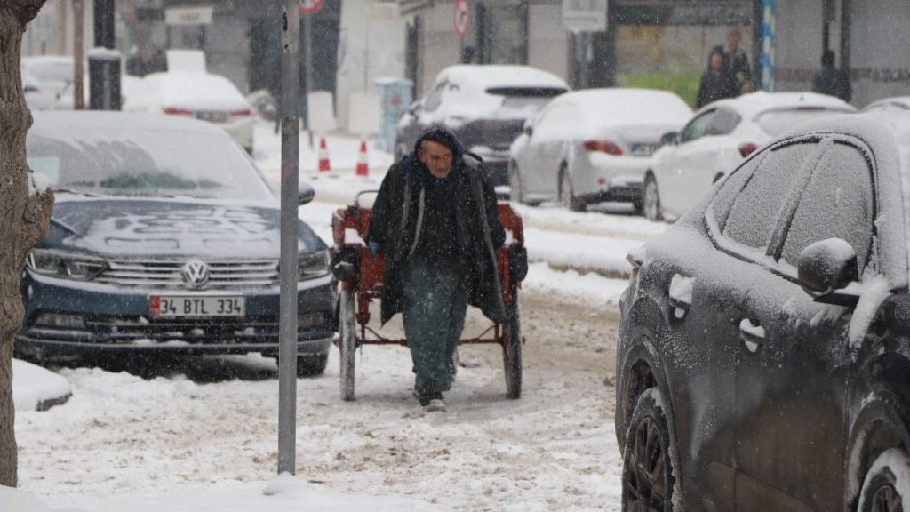 Van’da karla mücadele sürüyor