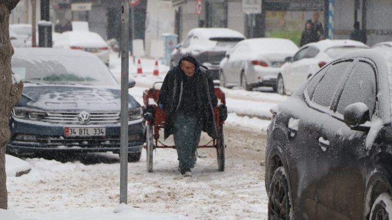Van’da karla mücadele sürüyor