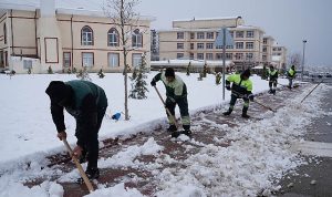Yaya Güvenliği İçin Kar Küreme ve Tuzlama Seferberliği Devam Ediyor