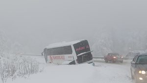Zonguldak’ta manzarayı çeken kişi otobüs kazasını kayda aldı