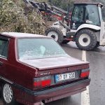 Zonguldak’ta yaşanan heyelanda kaya parçaları otomobilin üzerine düştü