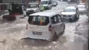 Adana’da 15 dakikalık sağanak, hayatı felç etti