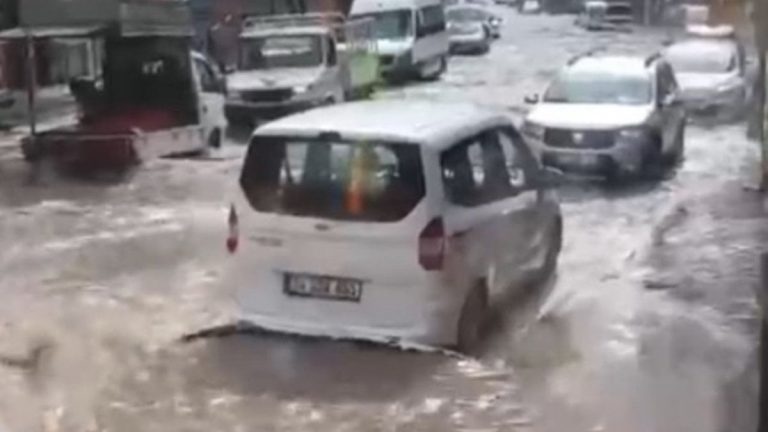 Adana’da 15 dakikalık sağanak, hayatı felç etti
