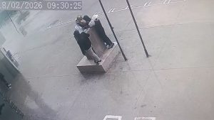 Adana’da Atatürk büstünü öğrenciler el birliği ile korudu