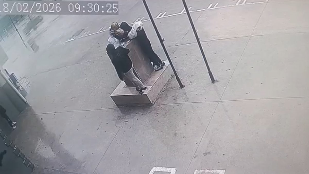 Adana’da Atatürk büstünü öğrenciler el birliği ile korudu