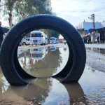 Adana’da belediyenin onarmadığı yolu lastikle işaretlediler