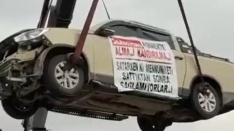 Adana’da hatalı çıkan kamyoneti bayinin önünde sergiledi