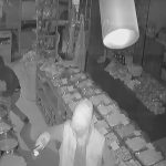 Adana’da iş yerine giren hırsızlar ne bulduya çaldı