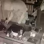 Adana’da ‘kedi bile zor girer’ denilen pencereden girdi: Telefonları çalıp kaçtı