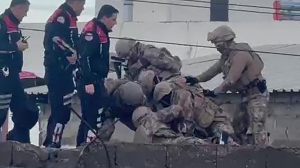 Adana’da kurşun yağdıran şüpheliyi PÖH etkisiz hale getirdi