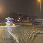 Adana’da sağanak hayatı olumsuz etkiledi: Yollar göle döndü