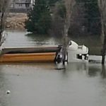 Adana’da sağanak: Yollar kapandı, bir kamyon suya gömüldü