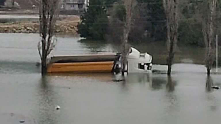 Adana’da sağanak: Yollar kapandı, bir kamyon suya gömüldü