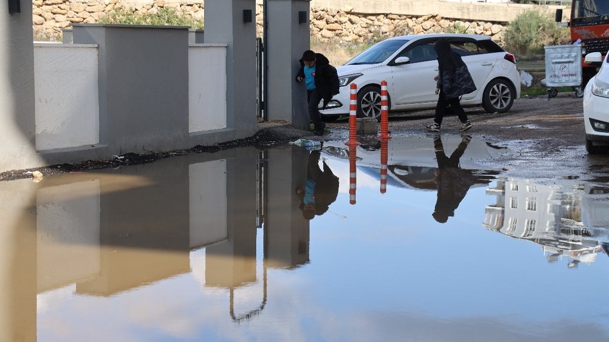 Adana’da taşan lağımlar ve kötü koku mahalleliyi canından bezdirdi