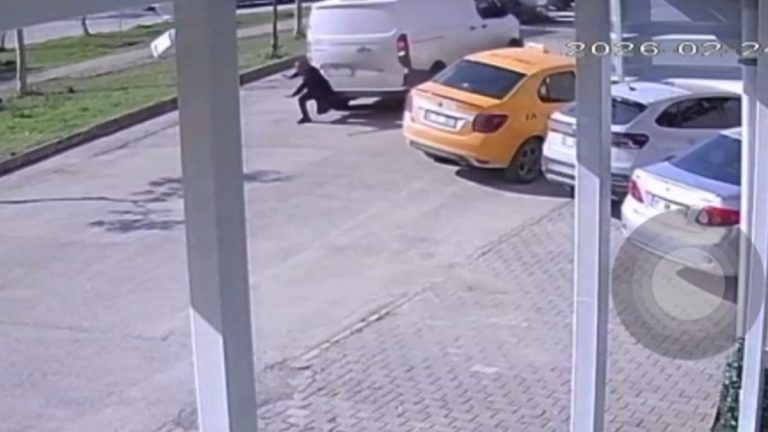 Adana’da yol ortasında telefona bakan yayaya kamyonet çarptı