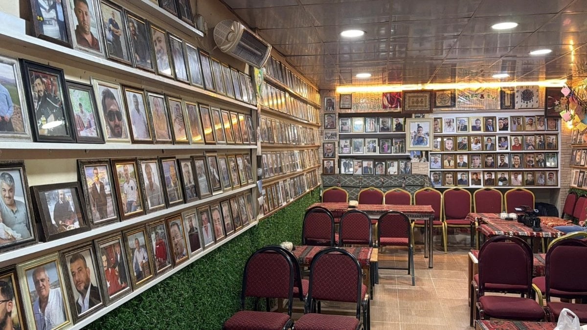 Adıyaman’da deprem şehitleri, çay ocağında fotoğraflarıyla anılıyor