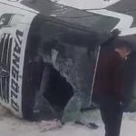 Ağrı’da buzlanan yolda otobüs devrildi: 16 yaralı