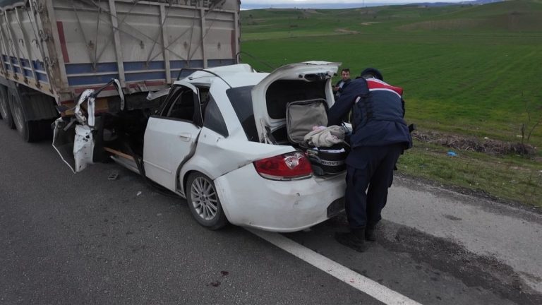 Amasya’da cenazeye giderken kaza yaptılar: 2 ölü