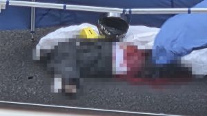 Ankara’da bariyerlere çarpan motosikletlinin üzerinden otobüs geçti