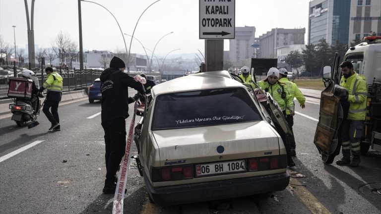 Ankara’da direğe çarpan otomobil hurdalık oldu: Sürücü hayatta kalmayı başardı