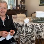 Ankara’da Mehmetçikler için boyunluk örüyor