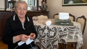 Ankara’da Mehmetçikler için boyunluk örüyor