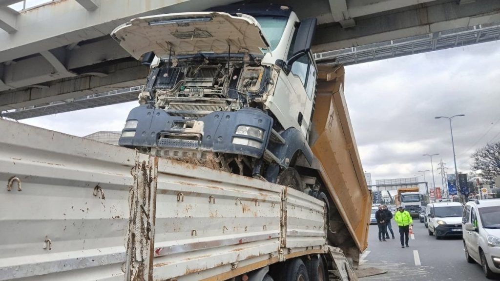 Ankara’da tıra yüklenmiş hafriyat kamyonu üst geçide takıldı