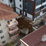 Ankara’nın Gölbaşı ilçesinde 4 katlı bir apartmanın istinat duvarı çöktü
