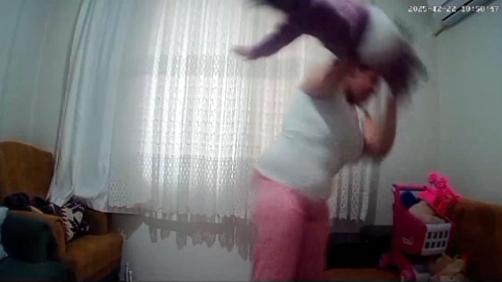 Antalya’da 1 yaşındaki bebeğe şiddeti gizli kamera ortaya çıkardı