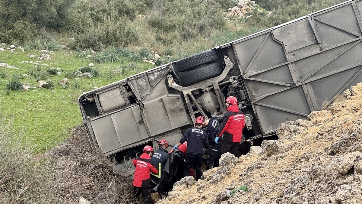 Antalya’da 8 kişinin hayatını kaybettiği kazada ilk tespit: Zemin ıslak, otobüs süratli