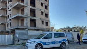 Antalya’da bir işçi inşaatın 5’inci katından düşerek yaralandı