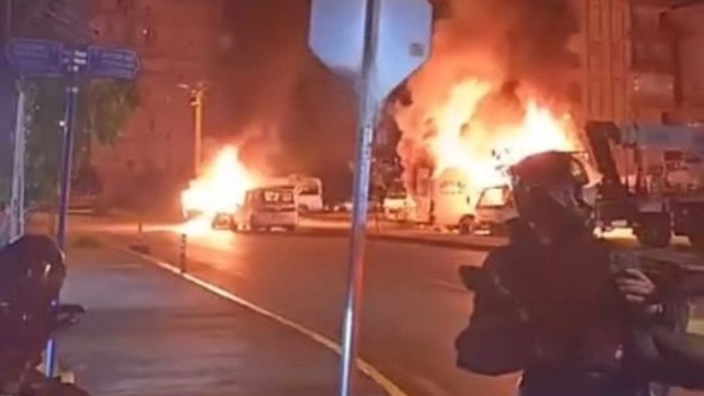 Antalya’da bir kişi tartıştığı kız arkadaşının ve annesinin aracını ateşe verdi