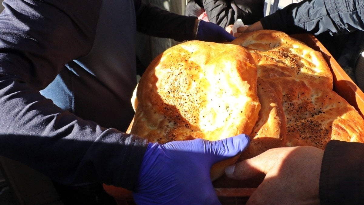 Antalya’da gizli hayırseverden günlük 750 pide ikramı