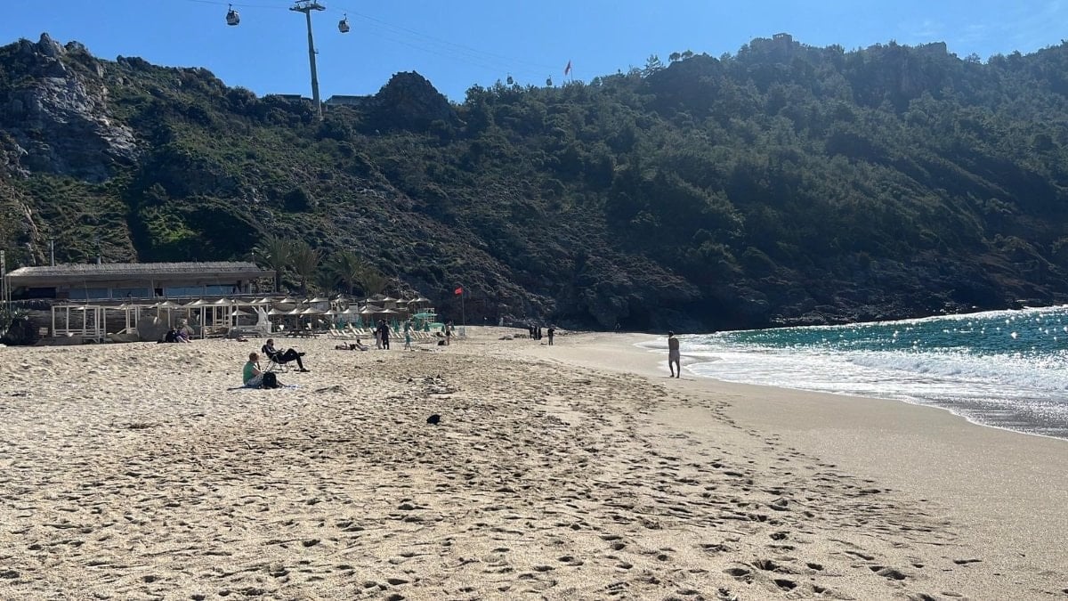 Antalya’da hava ısındı: Vatandaşlar şubat ayında sahile indi