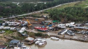 Antalya’da hortum sonrası enkaz kaldırılıyor