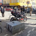 Antalya’da otomobil ile çarpışan motosikletlinin savrulduğu anlar kamerada