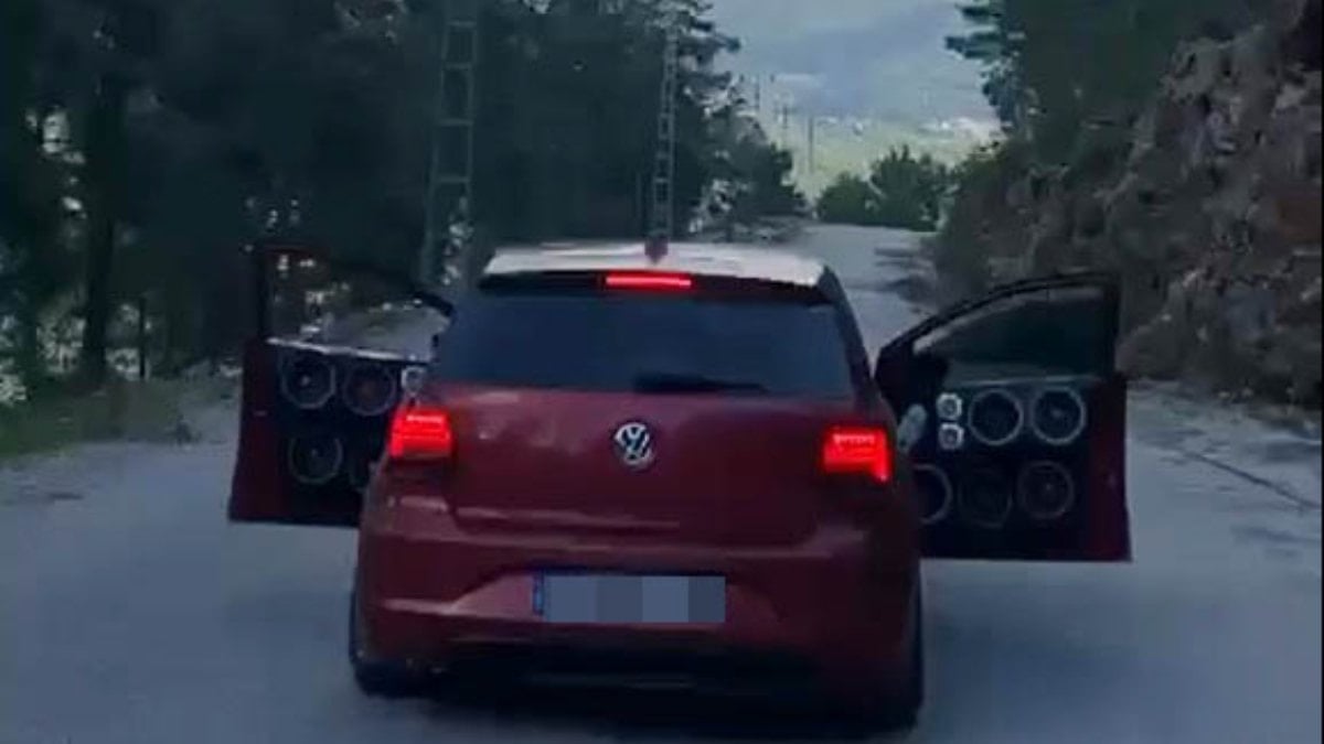 Antalya’da otomobilin kapıları açık ilerledi: 15 yaşındaki sürücüye 60 bin TL ceza