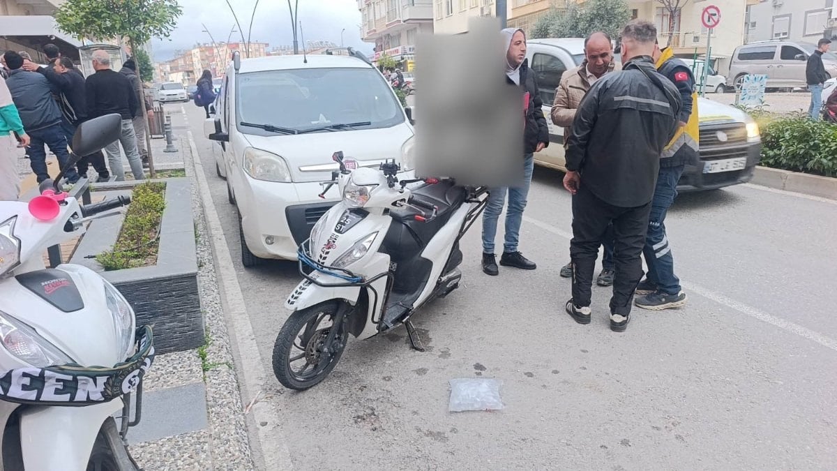 Antalya’da yayalara yol veren motosiklete otomobil çarptı