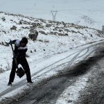 Ardahan’da buz tutan rampada tır şoförlerinin çilesi