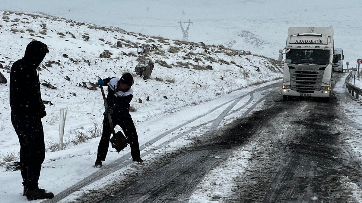 Ardahan’da buz tutan rampada tır şoförlerinin çilesi