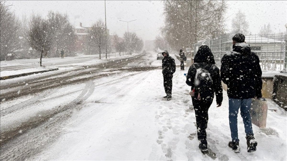 Ardahan’da kar yağışı nedeniyle eğitime ara verildi