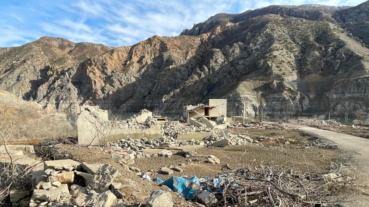 Artvin’de baraj suları çekildi, köy ortaya çıktı