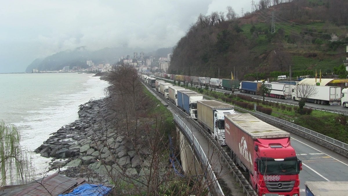 Artvin’de tır kuyruğunda iftar sofrası kuruldu