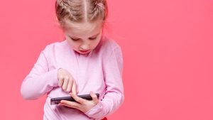 Ayakta ekran süresi tartışması: Ebeveynler deniyor, uzmanlar ne diyor