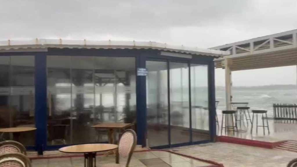 Aydın’da fırtına etkili oldu: Deniz taşınca kafeyi su bastı