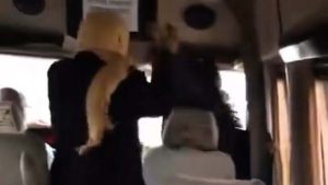 Aydın’da iki kadının minibüste ‘sigara içme’ kavgası kameraya yansıdı