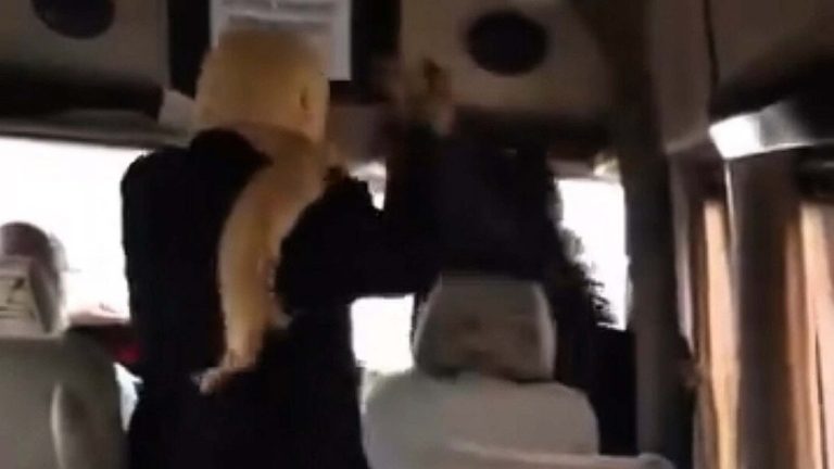 Aydın’da iki kadının minibüste ‘sigara içme’ kavgası kameraya yansıdı