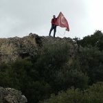 Aydın’da kayalıklara takılan Türk bayrağı için canını hiçe saydı