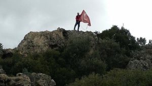 Aydın’da kayalıklara takılan Türk bayrağı için canını hiçe saydı