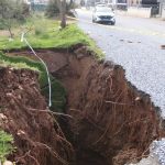 Aydın’da yol çöktü, 20 metrelik obruk oluştu